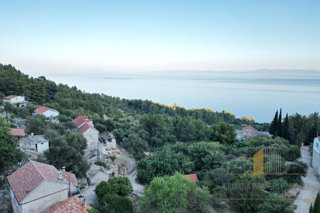 Jedinstvena prilika za investiciju: Kamena kuća s dodatnim zemljištem – Jelsa, otok Hvar!