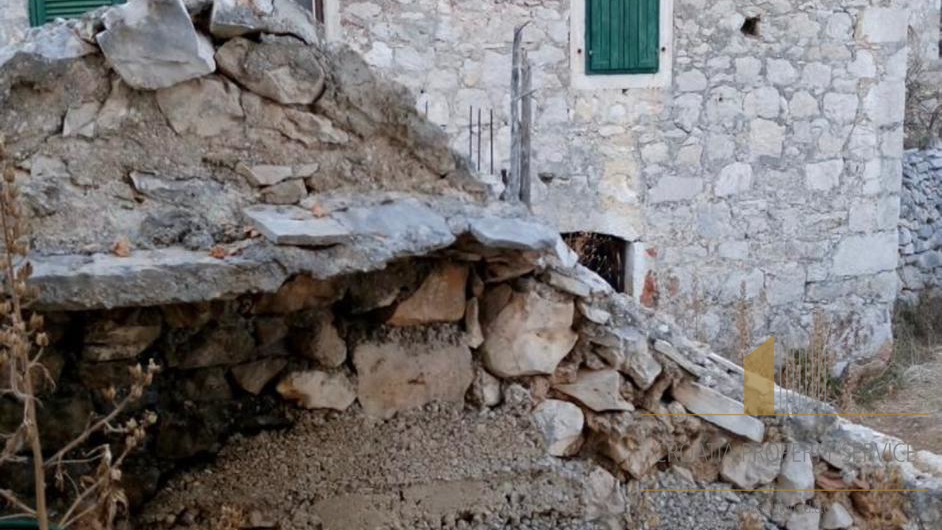 Unique investment opportunity: Stone house with additional land - Jelsa, island of Hvar!