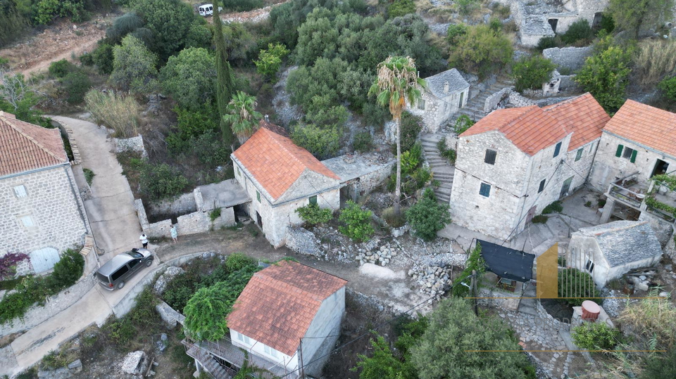 Unique investment opportunity: Stone house with additional land - Jelsa, island of Hvar!