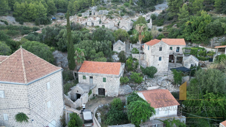 Unique investment opportunity: Stone house with additional land - Jelsa, island of Hvar!