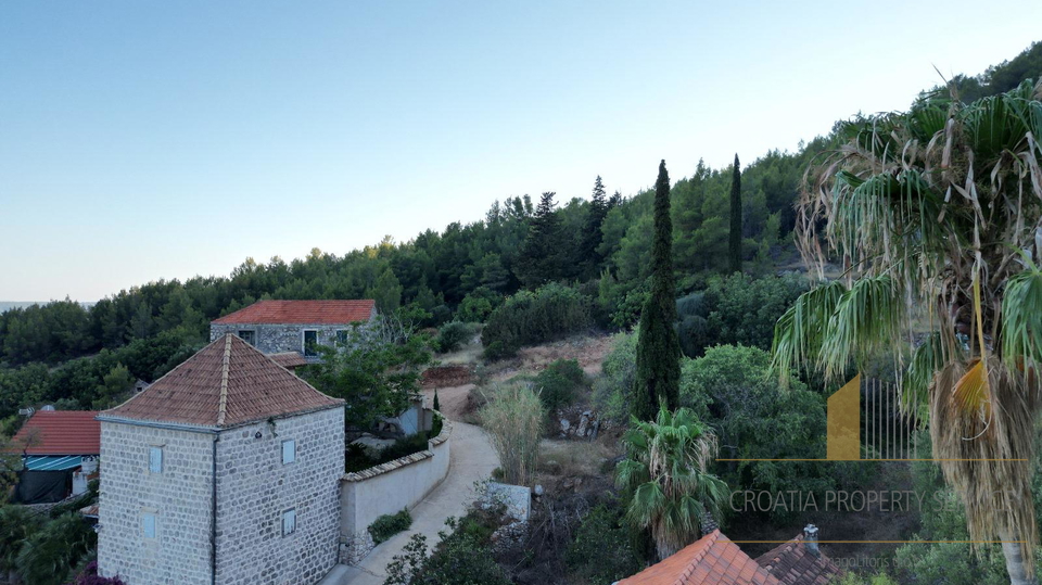 Unique investment opportunity: Stone house with additional land - Jelsa, island of Hvar!