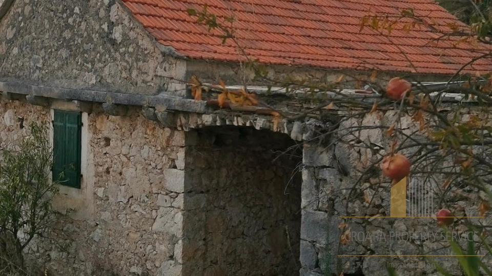 Unique investment opportunity: Stone house with additional land - Jelsa, island of Hvar!