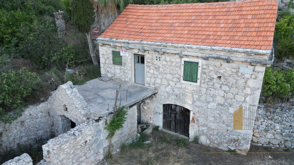 Unique investment opportunity: Stone house with additional land - Jelsa, island of Hvar!