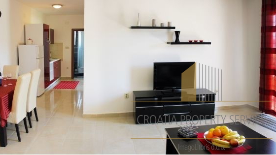 Prekrasna apartmajska hiša 50 m od morja v Rogoznici!