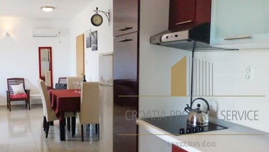 Prekrasna apartmajska hiša 50 m od morja v Rogoznici!
