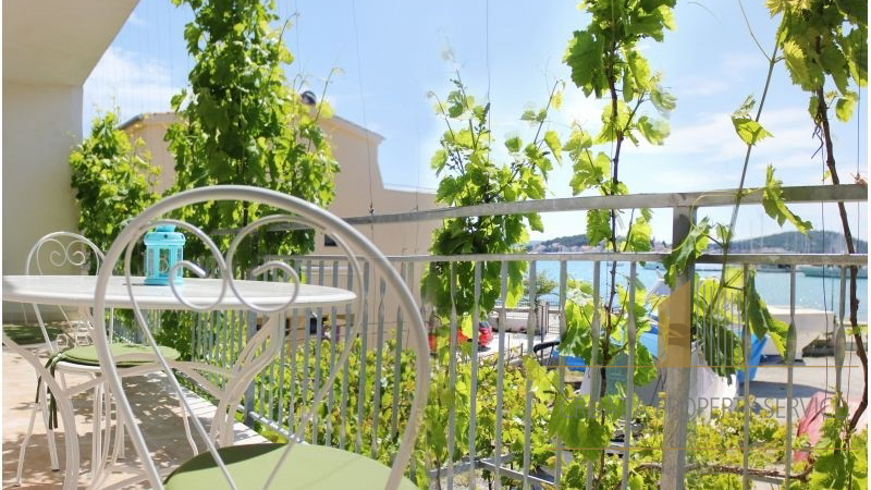 Prekrasna apartmajska hiša 50 m od morja v Rogoznici!