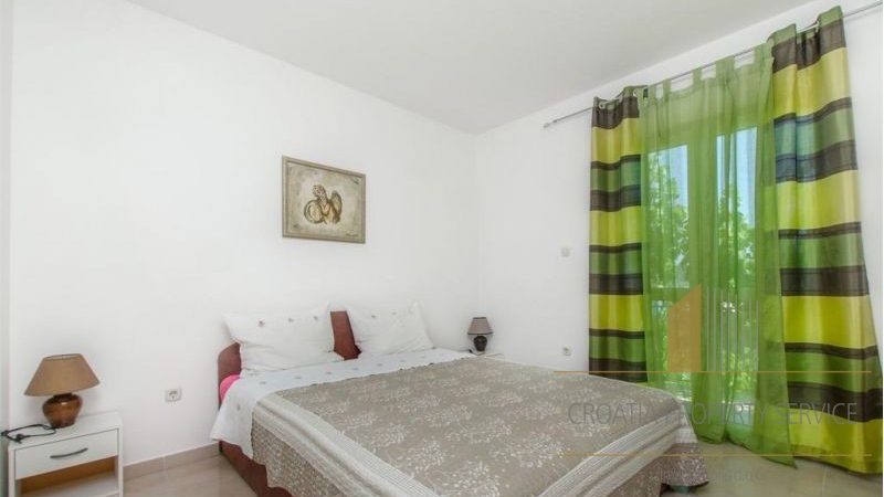 Prekrasna apartmajska hiša 50 m od morja v Rogoznici!