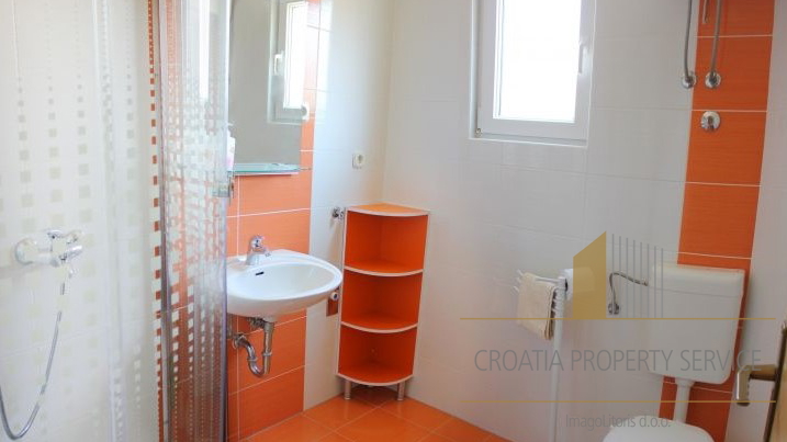 Prekrasna apartmajska hiša 50 m od morja v Rogoznici!