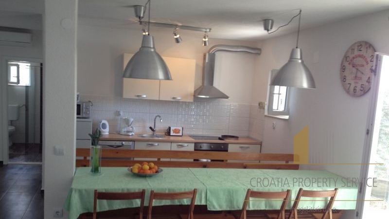 Prekrasna apartmajska hiša 50 m od morja v Rogoznici!