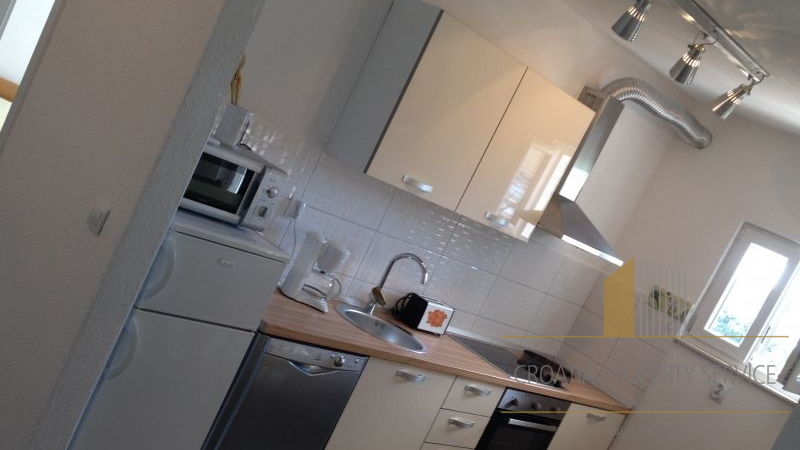 Prekrasna apartmajska hiša 50 m od morja v Rogoznici!