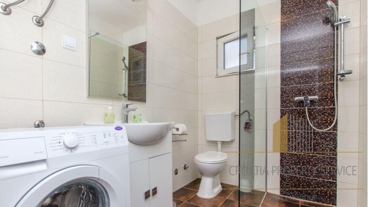 Prekrasna apartmajska hiša 50 m od morja v Rogoznici!