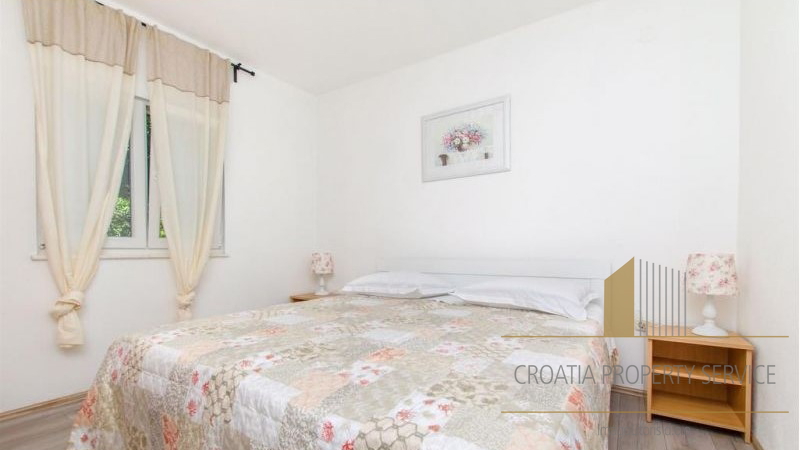 Prekrasna apartmajska hiša 50 m od morja v Rogoznici!