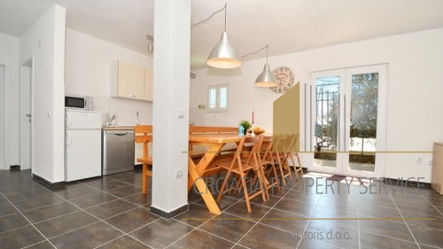 Prekrasna apartmajska hiša 50 m od morja v Rogoznici!