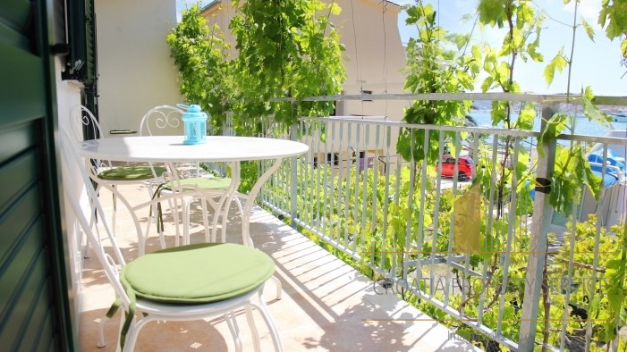 Prekrasna apartmajska hiša 50 m od morja v Rogoznici!