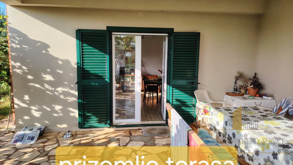 ODLIČNA POSLOVNA PRILIKA! Kuća na parceli od 1760 m² blizu plaže i Zračne luke – Kaštela!