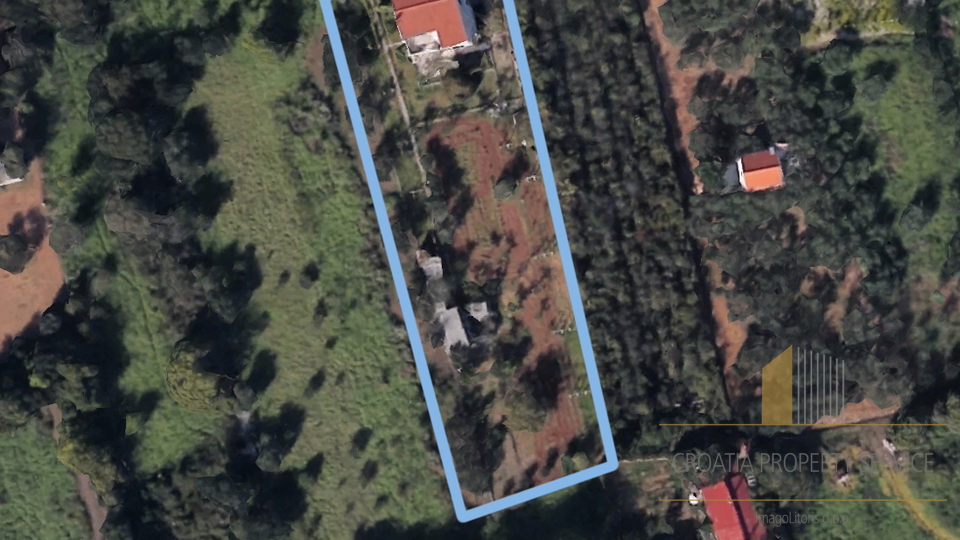 ODLIČNA POSLOVNA PRILIKA! Kuća na parceli od 1760 m² blizu plaže i Zračne luke – Kaštela!