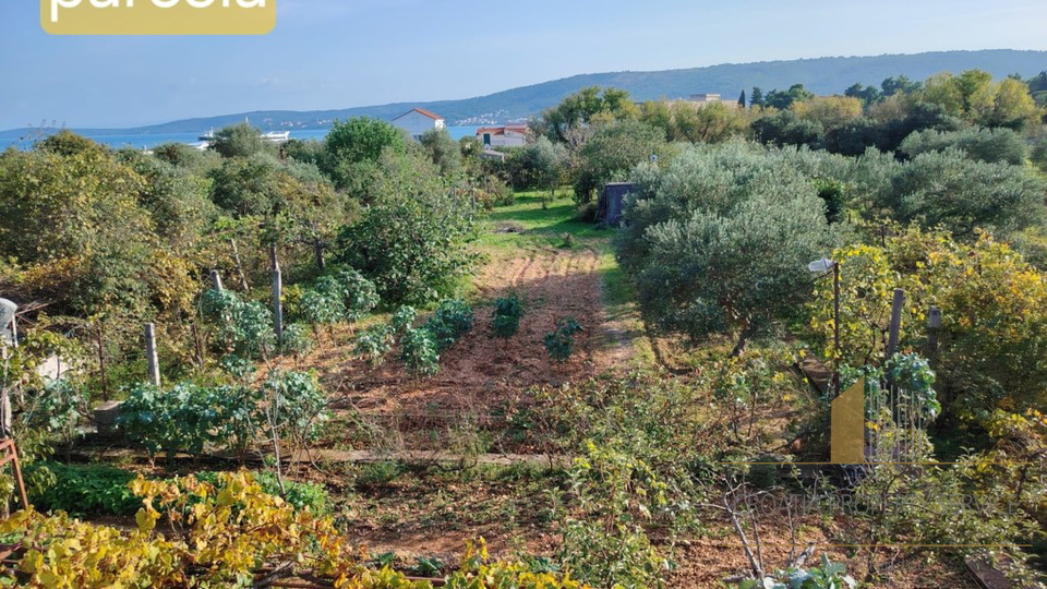 ODLIČNA POSLOVNA PRILIKA! Kuća na parceli od 1760 m² blizu plaže i Zračne luke – Kaštela!