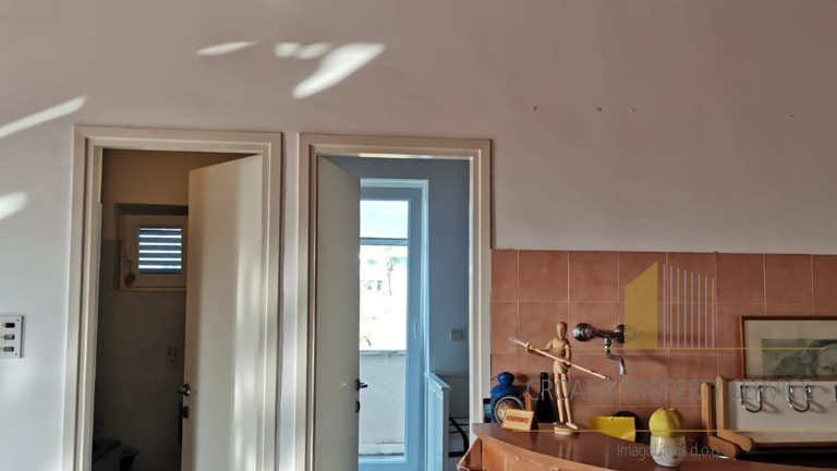 ODLIČNA POSLOVNA PRILIKA! Kuća na parceli od 1760 m² blizu plaže i Zračne luke – Kaštela!