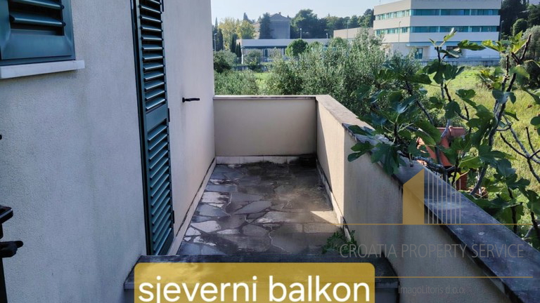ODLIČNA POSLOVNA PRILIKA! Kuća na parceli od 1760 m² blizu plaže i Zračne luke – Kaštela!