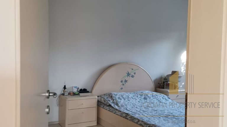 ODLIČNA POSLOVNA PRILIKA! Kuća na parceli od 1760 m² blizu plaže i Zračne luke – Kaštela!