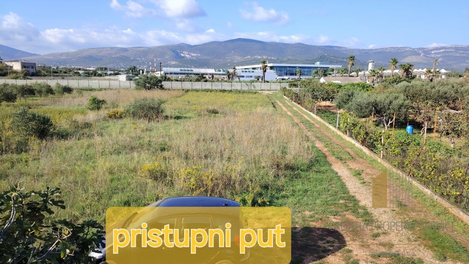 ODLIČNA POSLOVNA PRILIKA! Kuća na parceli od 1760 m² blizu plaže i Zračne luke – Kaštela!
