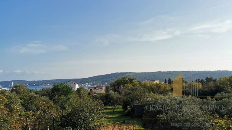 ODLIČNA POSLOVNA PRILIKA! Kuća na parceli od 1760 m² blizu plaže i Zračne luke – Kaštela!