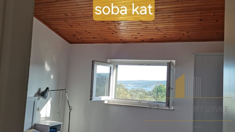 ODLIČNA POSLOVNA PRILIKA! Kuća na parceli od 1760 m² blizu plaže i Zračne luke – Kaštela!