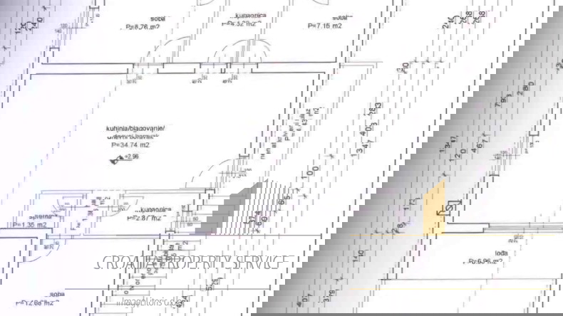 ODLIČNA POSLOVNA PRILIKA! Kuća na parceli od 1760 m² blizu plaže i Zračne luke – Kaštela!