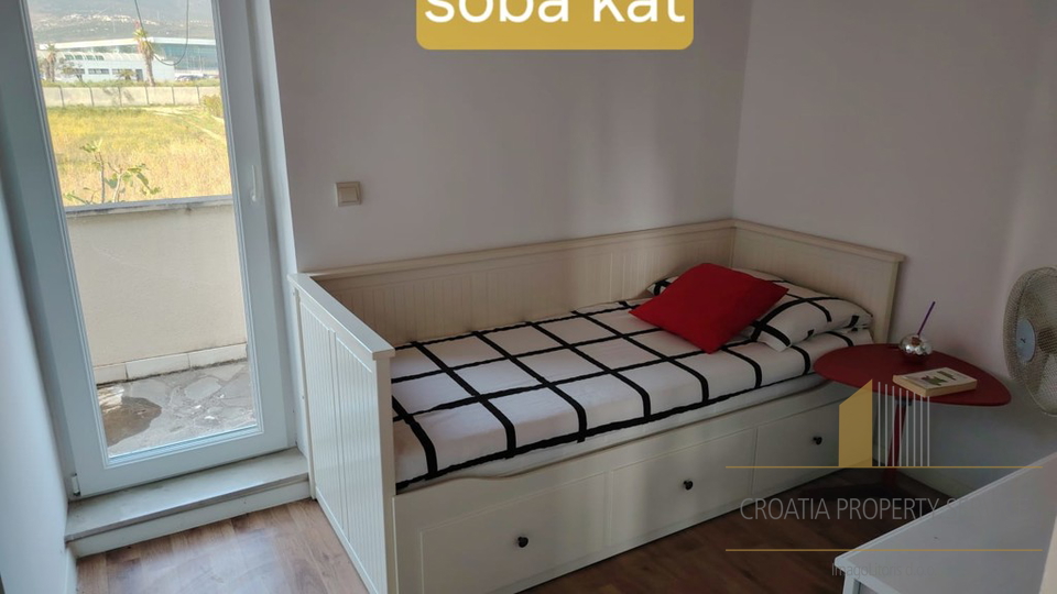 ODLIČNA POSLOVNA PRILIKA! Kuća na parceli od 1760 m² blizu plaže i Zračne luke – Kaštela!