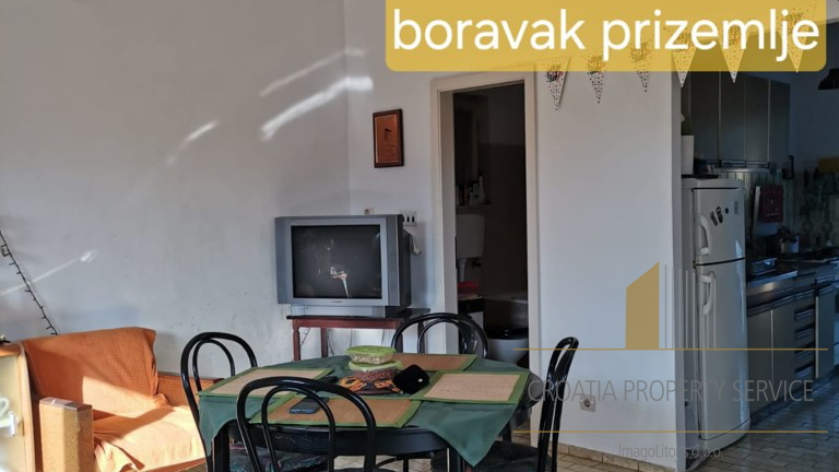 ODLIČNA POSLOVNA PRILIKA! Kuća na parceli od 1760 m² blizu plaže i Zračne luke – Kaštela!