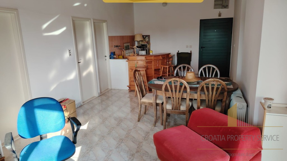 ODLIČNA POSLOVNA PRILIKA! Kuća na parceli od 1760 m² blizu plaže i Zračne luke – Kaštela!