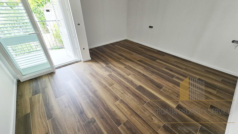 Prostrani jednosoban stan s pogledom na more u novogradnji u Makarskoj!