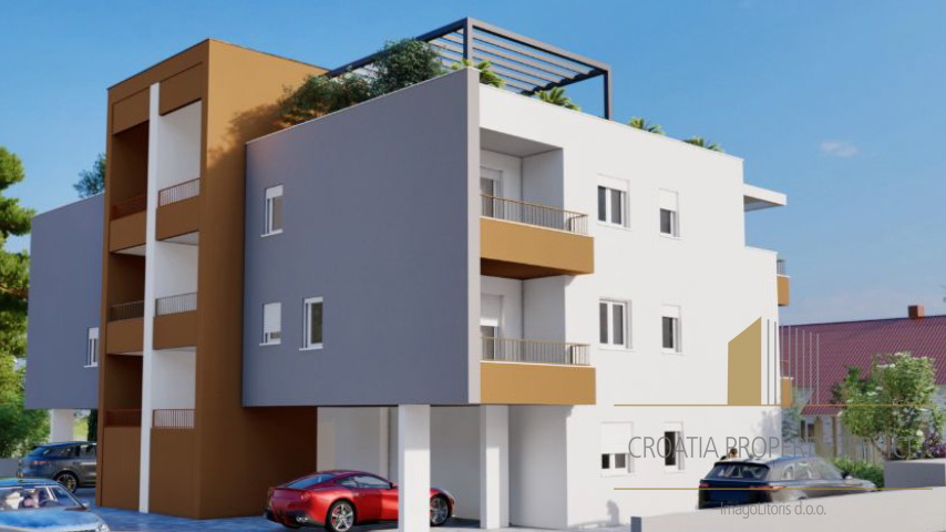 Atraktivan stan s vrtom u urbanoj vili 230 m od mora u okolici Splita!