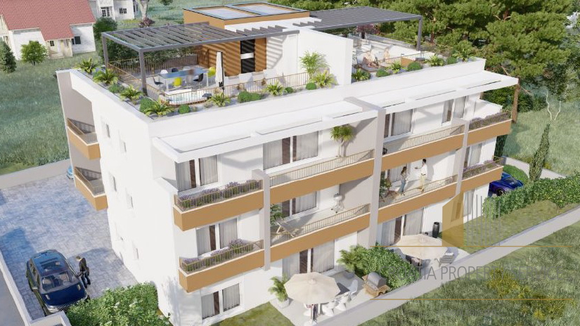 Atraktivan stan s vrtom u urbanoj vili 230 m od mora u okolici Splita!