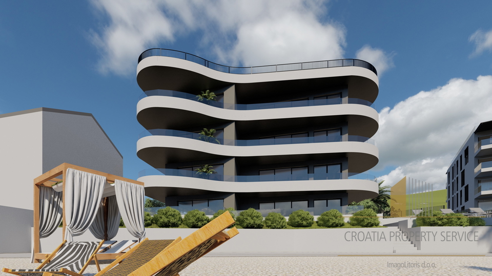 Luksuzno stanovanje s vrtom prvi vrst ob plaži v okolici Trogira!