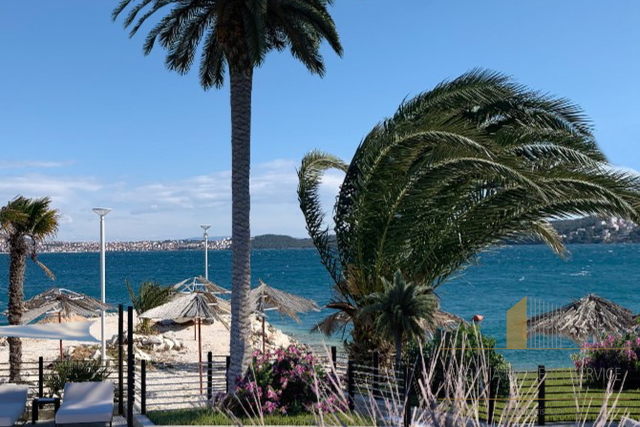 Luksuzno stanovanje s vrtom prvi vrst ob plaži v okolici Trogira!