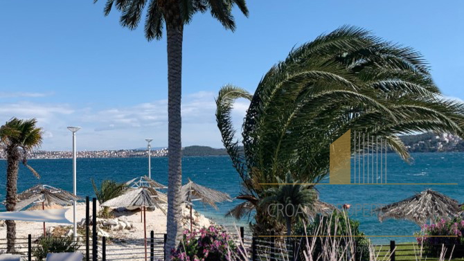 Luksuzno stanovanje s vrtom prvi vrst ob plaži v okolici Trogira!