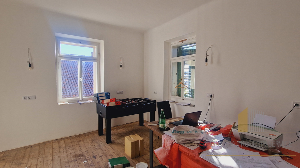 Kuća s velikim potencijalom na odličnoj lokaciji u Kaštel Sućurcu – Prvi red uz more!