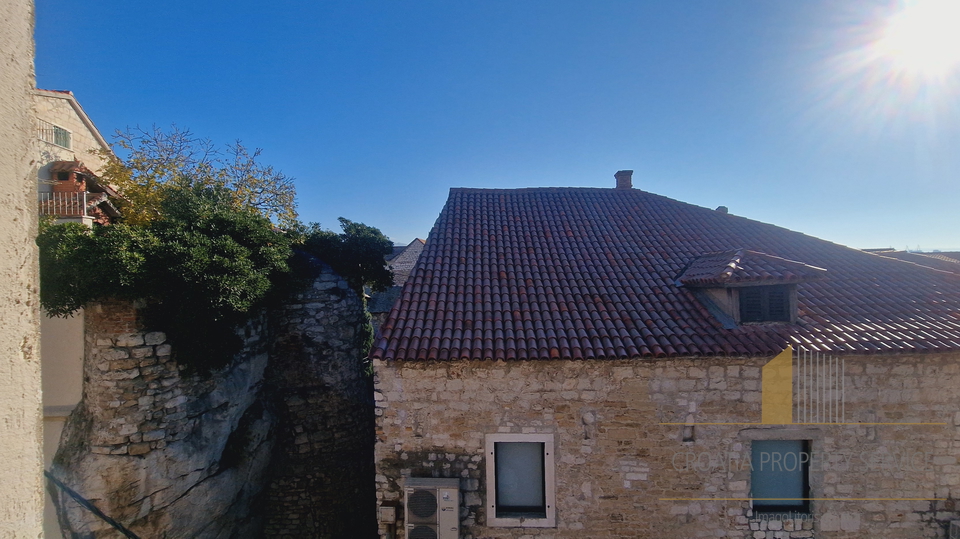 Kuća s velikim potencijalom na odličnoj lokaciji u Kaštel Sućurcu – Prvi red uz more!