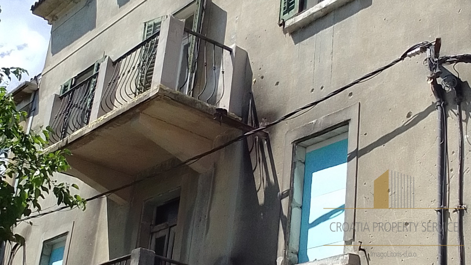 Kuća s velikim potencijalom na odličnoj lokaciji u Kaštel Sućurcu – Prvi red uz more!