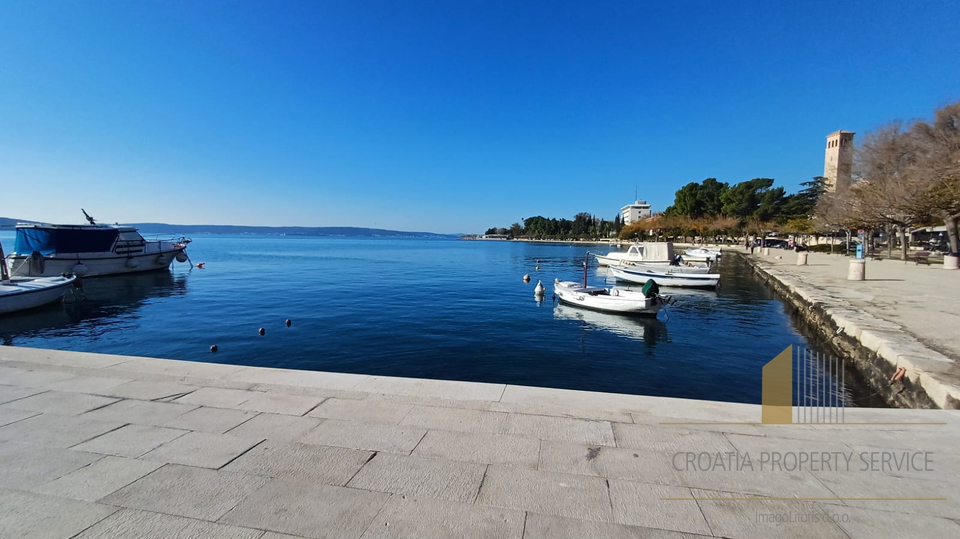 Kuća s velikim potencijalom na odličnoj lokaciji u Kaštel Sućurcu – Prvi red uz more!