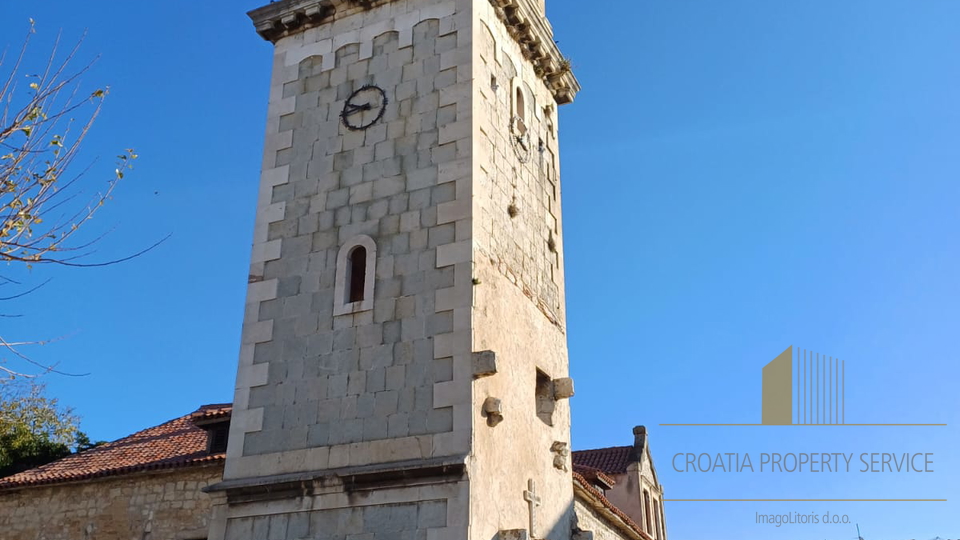 Kuća s velikim potencijalom na odličnoj lokaciji u Kaštel Sućurcu – Prvi red uz more!