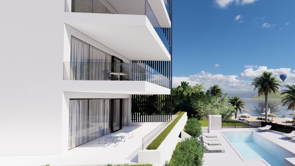 Luksuzni stan s vrtom i bazenom prvi red uz pla&zcaron;u &ndash; Seget Donji&excl;