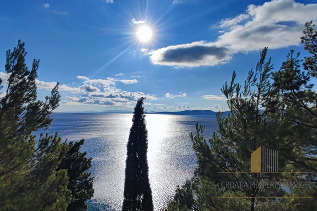 Attractive building plot by the sea - Pisak, Omiška Riviera!