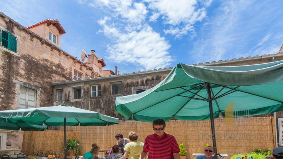 HAUS IM PALAST MIT MEHREREN WOHNUNGEN AN DER EINZIGARTIGEN LAGE IM HERZEN VON DUBROVNIK!