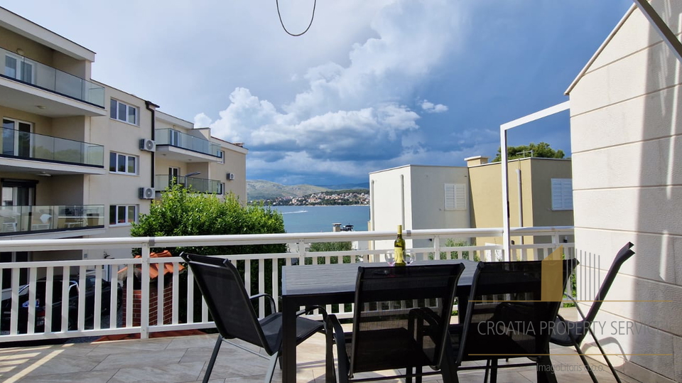 Luxury apartment house with a beautiful sea view, 35 meters from the sea on Čiovo!