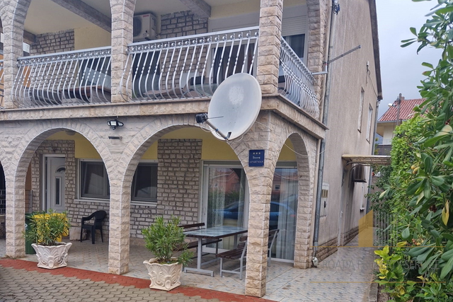 Prostrana kuća na izvrsnoj lokaciji 350 m od mora u Kaštel Starom!