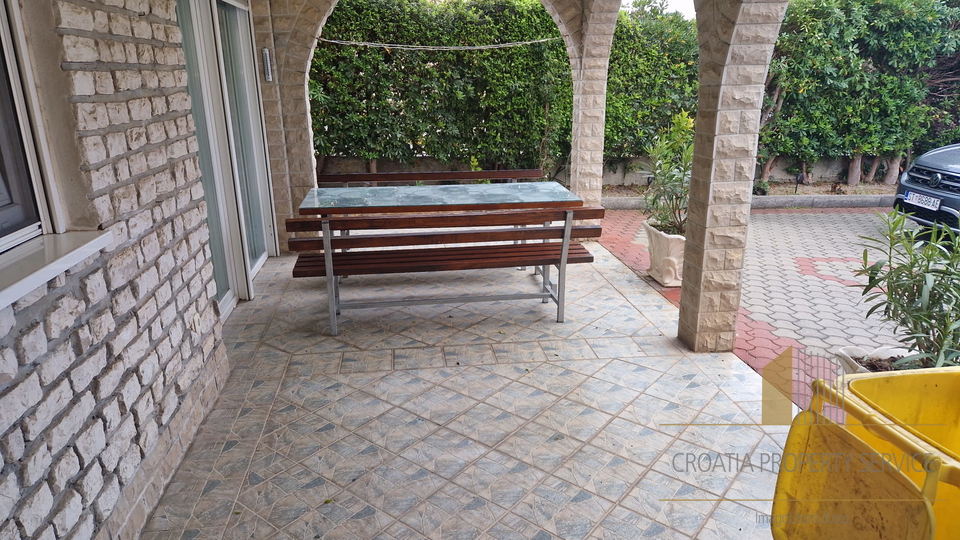 Prostrana kuća na izvrsnoj lokaciji 350 m od mora u Kaštel Starom!