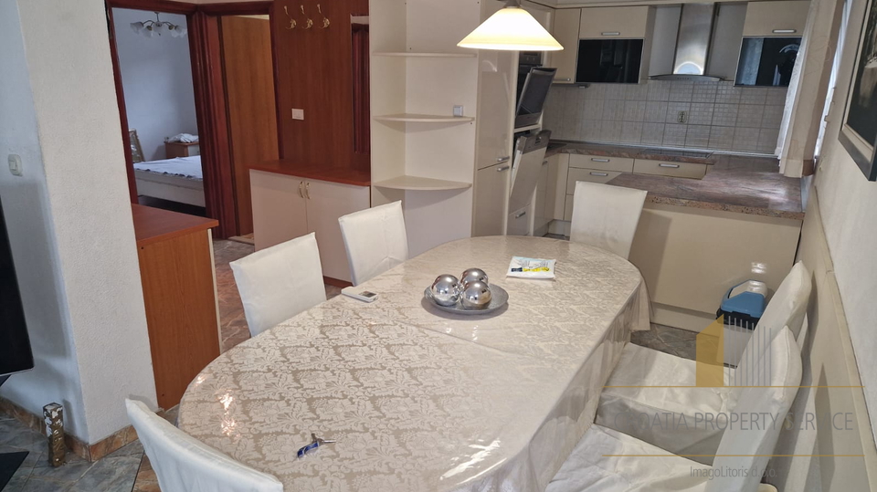 Prostrana kuća na izvrsnoj lokaciji 350 m od mora u Kaštel Starom!