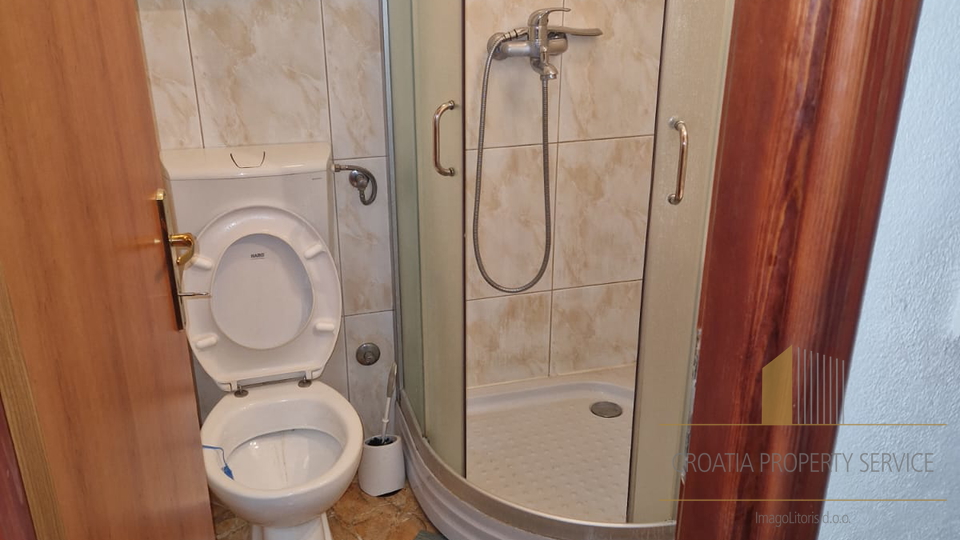 Prostrana kuća na izvrsnoj lokaciji 350 m od mora u Kaštel Starom!